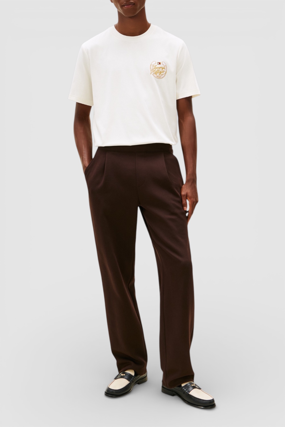 תמונת כל הלוק של חולצת טי